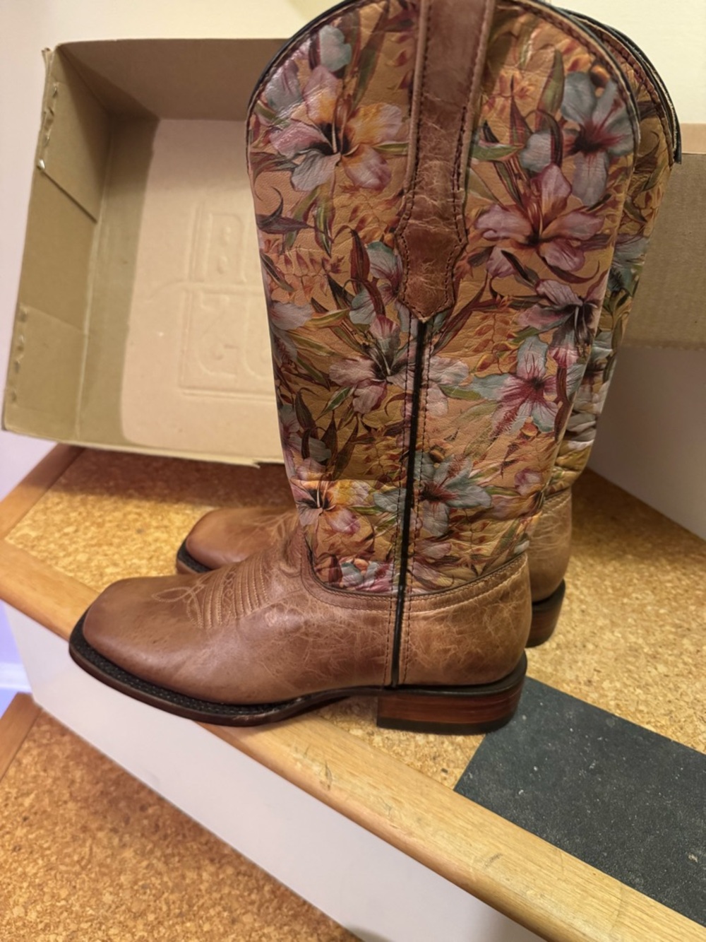 SOTO BOOTS Floral Pattern Western Cowboy Boots - Brown Tan